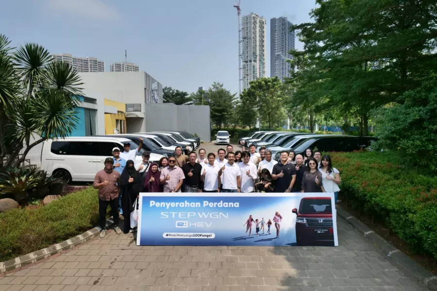 Honda Serahkan Unit Perdana STEP WGN e:HEV ke Konsumen Indonesia